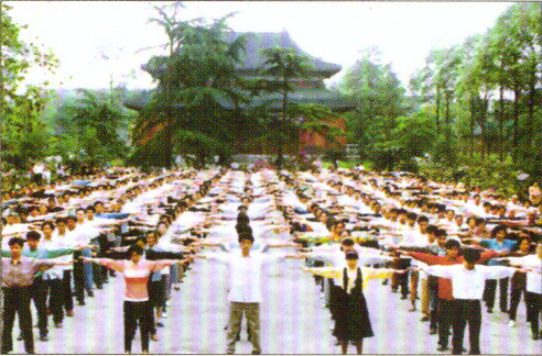 Poranne ćwiczenia Falun Gong w mieście Czengdu, 1998 r. W latach 90. grupowe ćwiczenia Falun Gong odbywały się codziennie w parkach każdego miasta w Chinach.